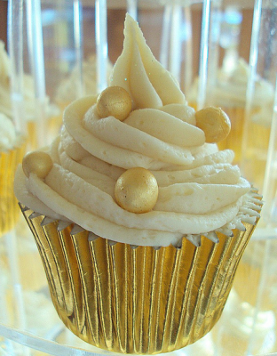 Gold-Pearl-Wedding-Cupcake.png