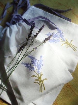 84094412_large_lavenderhomedecoratingideasfabric5.jpg