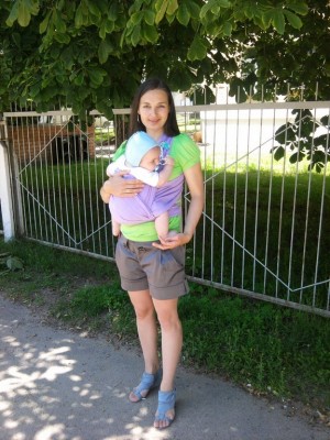 В слинге с голыми ножками.jpg