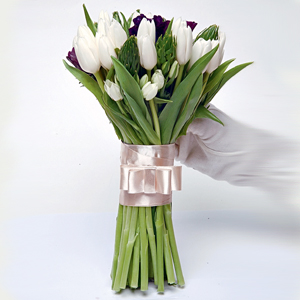 Белые тюльпаны, анемоны чернильные, орнитогалум, атласная лента..jpg