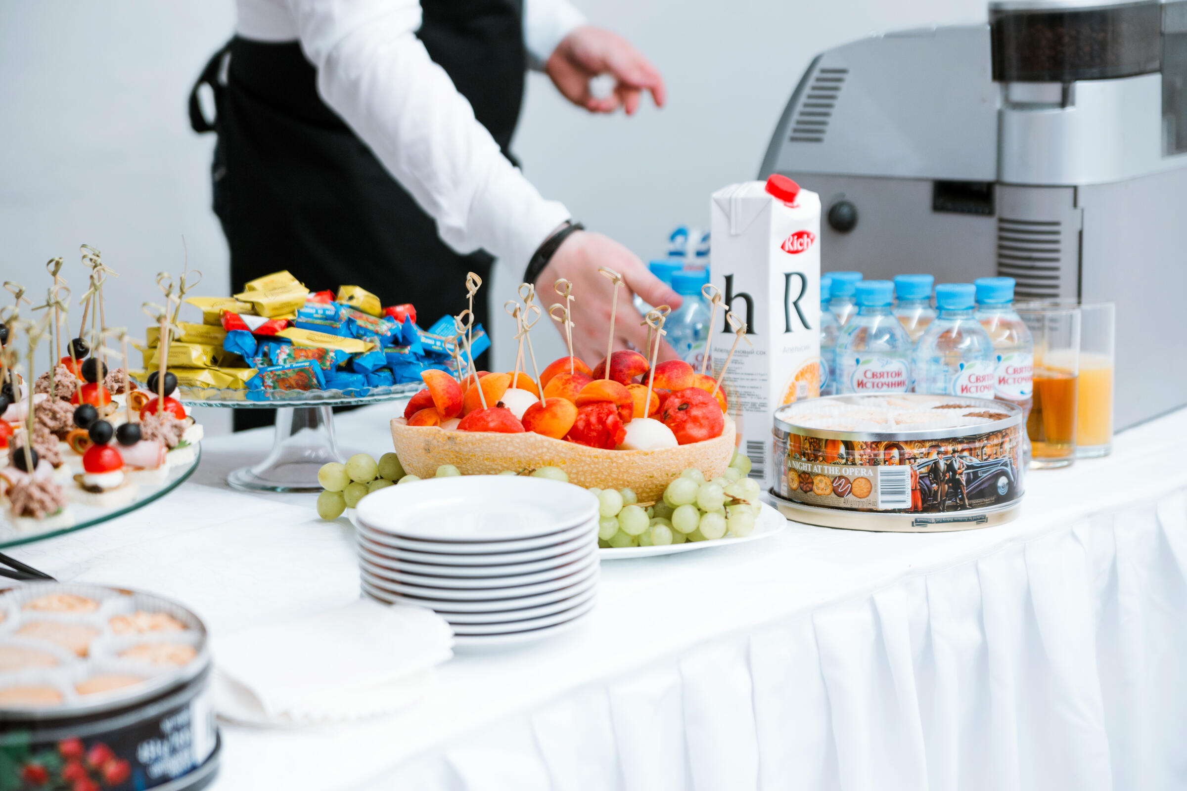 закуски на стол. меню на фуршет гостям. стол фуршет. фуршет в эко стиле. канапе на праздничный стол.