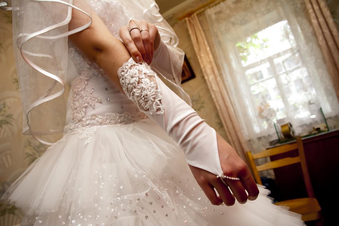 Продать свадебный. Кипельно белое платье невесты. Продать свадебный. Шикарная невеста в свадебном платье. Свадебные платья 2000-х годов с розочками.